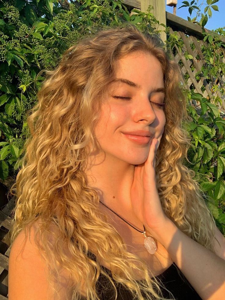 Platinum Blonde Hair Color Concepts For Hollywood Style Curls
